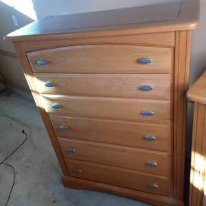 Dresser, matches chest of drawers i...