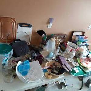 Large lot of miscellaneous kitchen ...