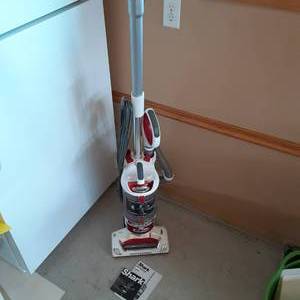 Shark Rotator vacuum cleaner with m...
