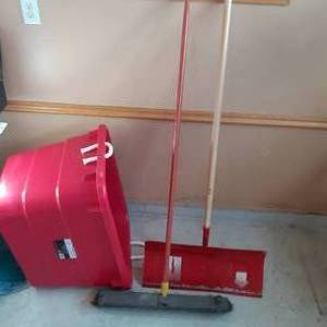 Large rope handled tote, snow shove...