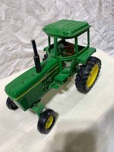 lot 3 image: 10 John Deere Die Cast Tractor