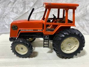 lot 6 image: Allis-Chalmer 12 Tractor