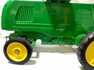 lot 10 image: John Deere Pedal Tractor