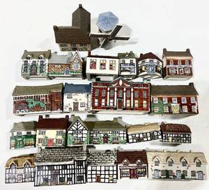 lot 14 image: Tiny Porcelain Houses
