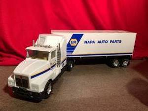 lot 19 image: Semi Trucks