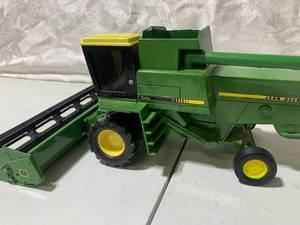 lot 37 image: ERTL John Deere Titan Turbo Combine JD524-6