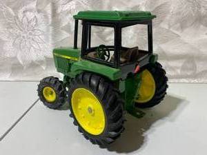 lot 38 image: ERTL 1980s John Deere 2550 116 scale Tractor