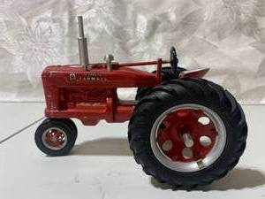 lot 40 image: ERTL Red International Harvester Tractor