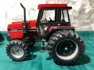 lot 70 image: ERTL Farm Country #3294 Red Tractor