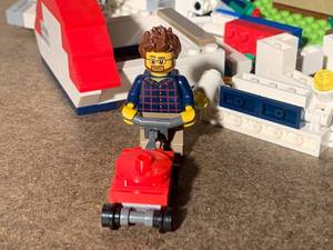 lot 124 image: Lego 40188 Pencil Pot