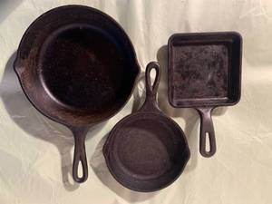 lot 116 image: 3 Cast Iron Cracker Barrel Pans