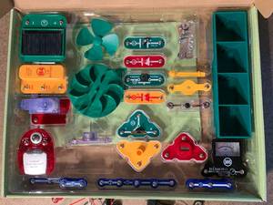 lot 141 image: Snap Circuits Green Energy Kit