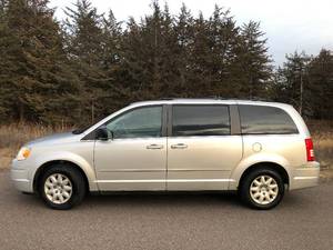 lot 3 image: 2010 Chrysler Town and Country