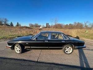 lot 4 image: 1989 Jaguar XJ6