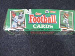 lot 9 image: 1991 Topps Football Cards 660 ct Co...