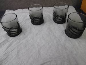 lot 82 image: SKELETON HAND WHISKEY GLASS 10 fl o...