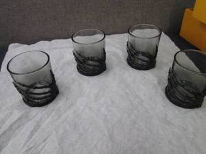 lot 83 image: SKELETON HAND WHISKEY GLASS 10 fl o...