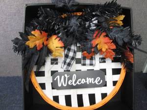 lot 84 image: Halloween Wall Dcor...