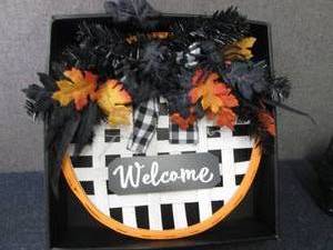 lot 85 image: Halloween Wall Dcor...