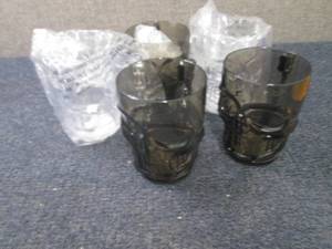 lot 87 image: 5 - 19 oz Plastic Skull Mugs...