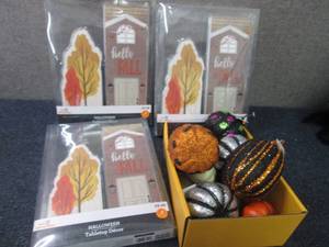 lot 95 image: 3- Celebrate Halloween Tabletop Dec...