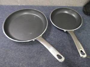 lot 233 image: 2 Farberware Nonstick Skillets 9 & ...