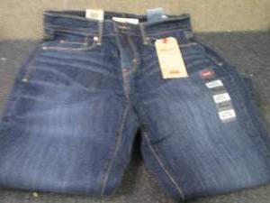 lot 238 image: Size 6 Short(28x30) Levis 505 Stra...