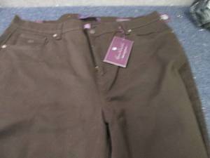 lot 254 image: Gloria Vanderbilt Amanda Size 18 La...