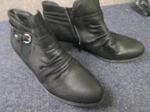 lot 255 image: Wearever Size 11 Ladies Short Black...