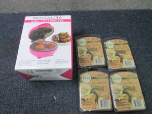 lot 267 image: Nostalgia Mini Bundt Cake Maker, 4-...