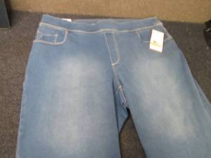 lot 272 image: Gloria Vanderbilt Amanda Size 16 La...
