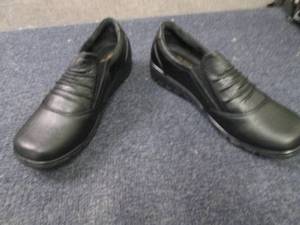 lot 332 image: Easy Street Comfort Wave Ladies Siz...