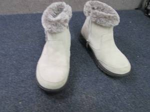 lot 339 image: Ladies Khombu Short Boots Size 6...