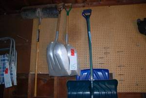 5 shovels, 3- snow and 2- scoop...