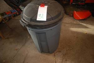 2 trash cans with lids in very good...