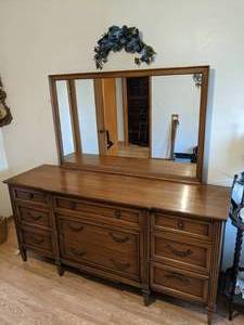 Well made 6 drawer Lowboy Dresser w...