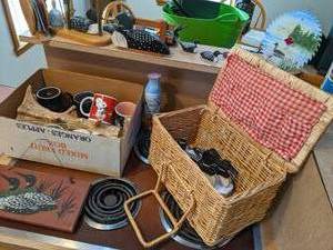 Picnic Basket, Countertop Coffee Mu...