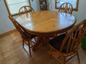 Pedestal style Kitchen Table with 4...