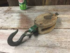 lot 72 image: Antique Upton Walton Single Barn Pulley