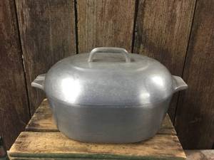 lot 84 image: Vintage Wagner Ware Magnalite Roster Pan