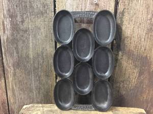 lot 83 image: Vintage Waterman Cast Iron Gem Pan