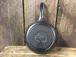 lot 87 image: Cast Iron Lodge 3SK Small Skillet