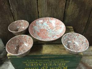 lot 101 image: Vintage MelamineTexas Ware Type Confetti Splatter Bowls