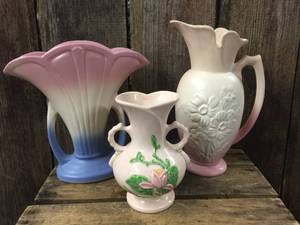 lot 102 image: 3 Vintage Hull Pottery Vases