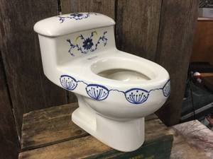 lot 105 image: Vintage Porcelain Miniature Salesman Sample Toilet by Sadosa Standard
