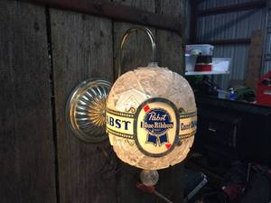 lot 111 image: Vintage Pabst Blue Ribbon Rotating Beer Light