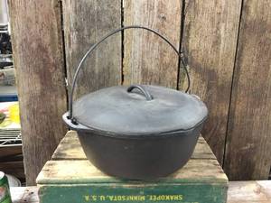 lot 114 image: Vintage Lodge Cast Iron #10 DO Dutch Oven