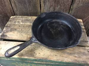 lot 116 image: Vintage Wagner #5 Cast Iron Skillet