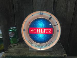 lot 3 image: Vintage Schlitz Beer Light-Up Motion Clock