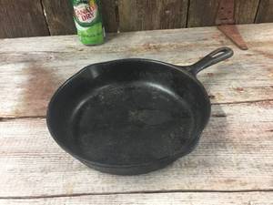 lot 10 image: Vintage #6 Cast Iron Skillet